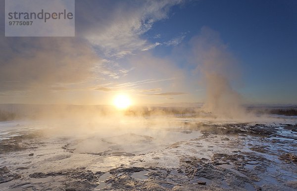 Winter aufwärts Sonnenaufgang Wasserdampf Geysir Heiße Quelle Island