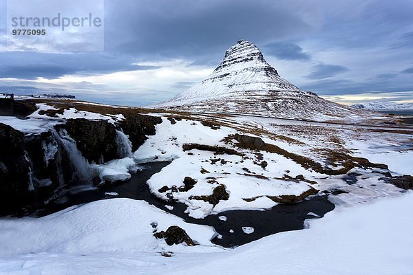 Schnee Berg bedecken Fluss Kirche Wasserfall Fokus auf den Vordergrund Fokus auf dem Vordergrund Snaefellsnes gefroren Island