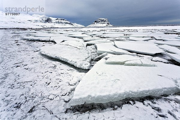 Berg Winter bedecken über See Eis Kirche Ansicht Snaefellsnes zerbrochen Island Schnee