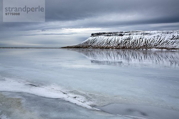 nahe Schnee Winter bedecken über See Ansicht Snaefellsnes gefroren Grundarfjordur Landspitze Island