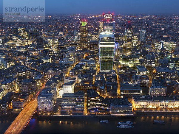 Aerial London Cityscape dominiert von Walkie Talkie Turm in der Dämmerung  London  England  Großbritannien  Europa