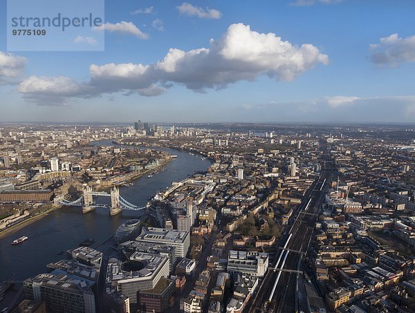 Luft-Stadtbild mit Fluss Themse  Tower Bridge und Bahngleisen  London  England  Großbritannien  Europa
