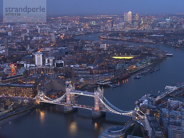 Luftbild mit Turmbrücke  Themse und Canary Wharf in der Dämmerung  London  England  Großbritannien  Europa