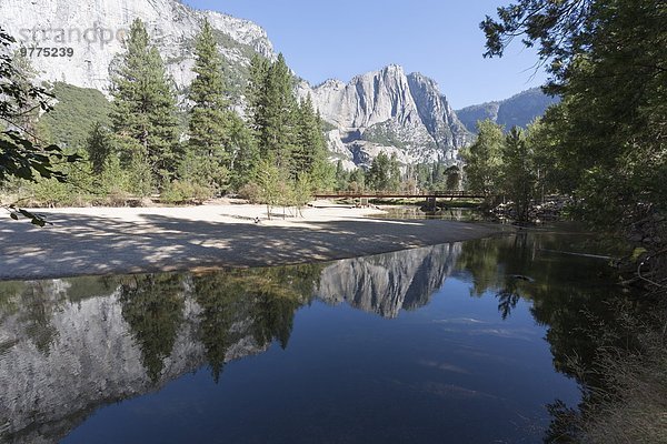 schaukeln schaukelnd schaukelt schwingen schwingt schwingend Amerika über Brücke Fluss Nordamerika Verbindung UNESCO-Welterbe Yosemite Nationalpark Kalifornien Merced