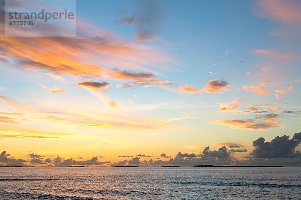 Himmel über Ozean Morgendämmerung Indianer Insel Malediven Asien Indischer Ozean Indik