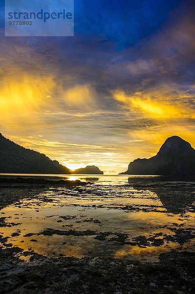 Sonnenuntergang Beleuchtung Licht über dramatisch Philippinen Südostasien Asien Bucht