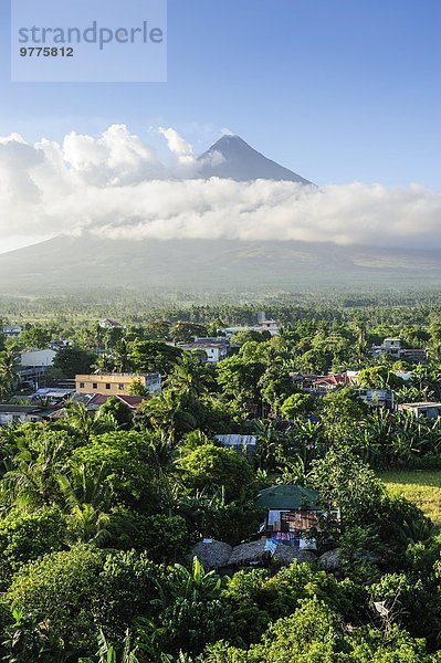 über Vulkan Kirche Ansicht Berg Philippinen Südostasien Asien