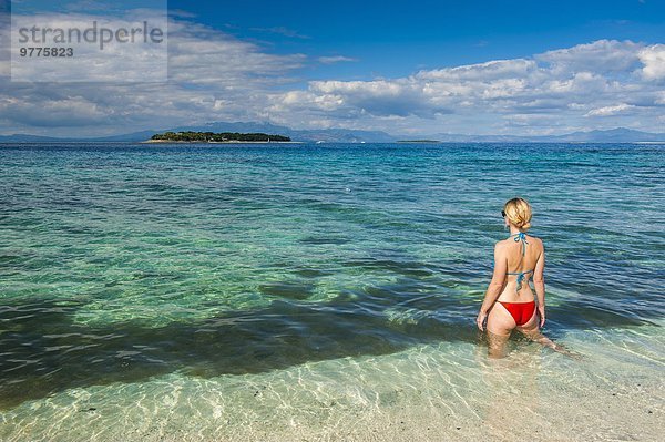 stehend durchsichtig transparent transparente transparentes Wasser Frau Insel Pazifischer Ozean Pazifik Stiller Ozean Großer Ozean Fiji