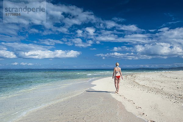 Frau gehen Strand weiß Sand Insel Pazifischer Ozean Pazifik Stiller Ozean Großer Ozean vorwärts Fiji