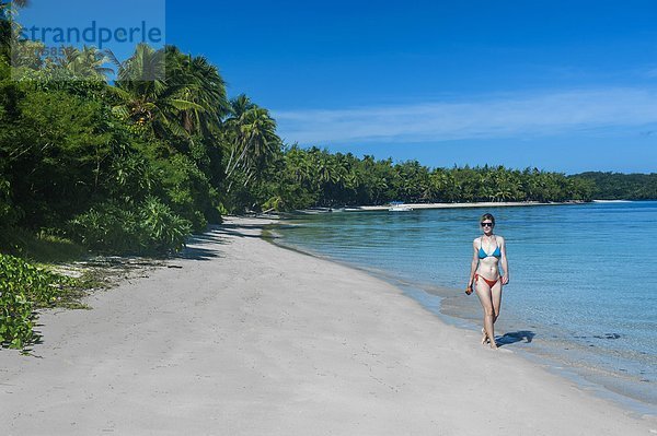 Frau gehen Strand weiß Sand Pazifischer Ozean Pazifik Stiller Ozean Großer Ozean Fiji