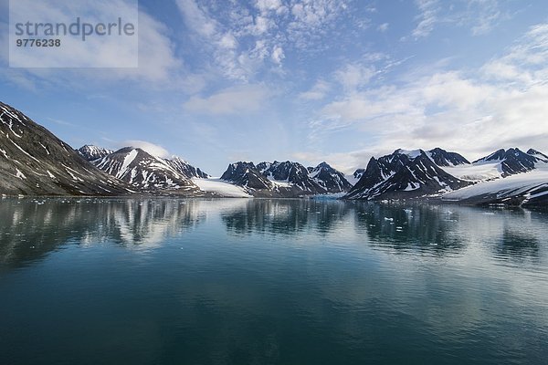 Wasser Europa Berg Spiegelung Norwegen Spitzbergen Arktis Fjord Skandinavien Svalbard