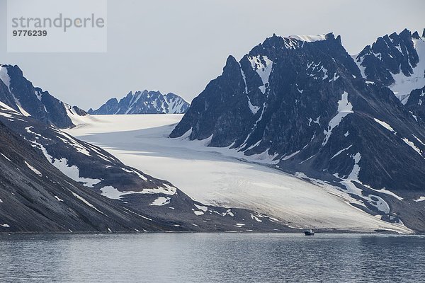 Europa klein Boot Norwegen angeln Spitzbergen Arktis Fjord Skandinavien Svalbard