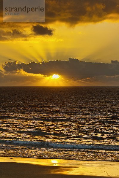 beleuchtet Europa Wolke Sonnenuntergang Dorf Atlantischer Ozean Atlantik Kanaren Kanarische Inseln vor der Küste Fuerteventura Spanien