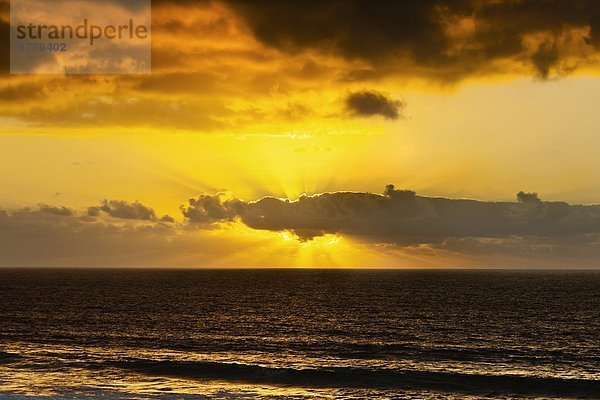 beleuchtet Europa Wolke Sonnenuntergang Dorf Atlantischer Ozean Atlantik Kanaren Kanarische Inseln vor der Küste Fuerteventura Spanien