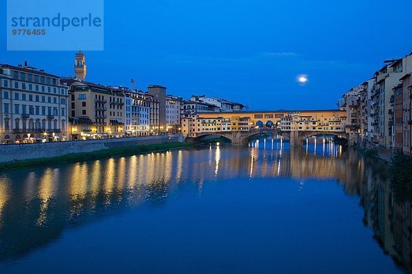 Europa über Brücke Fluss Mond UNESCO-Welterbe Arno Florenz voll Italien Toskana