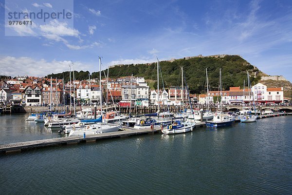 Hafen Motorjacht Europa Palast Schloß Schlösser Großbritannien Hügel vertäut Yorkshire and the Humber unterhalb England alt Scarborough