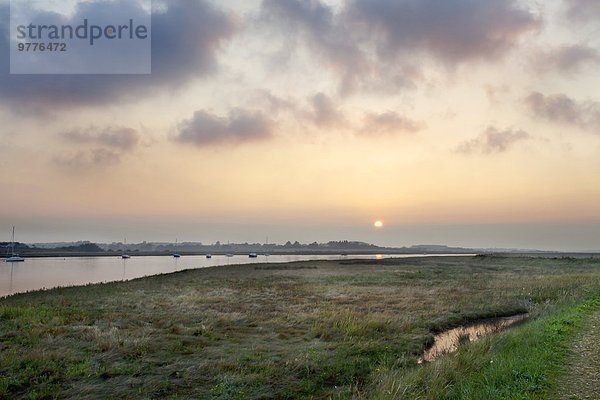 Europa Sonnenuntergang Großbritannien Fluss Sumpf England Suffolk