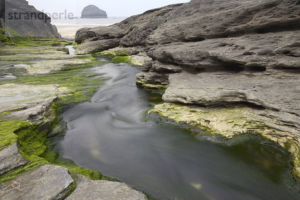 Felsbrocken Europa geben Großbritannien Meer Vulkan schnitzen Trinkwasser Wasser Cornwall England Weichheit