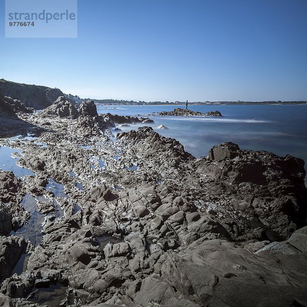 niedrig Felsbrocken Frankreich Europa Mann Felsen Strand Gezeiten angeln