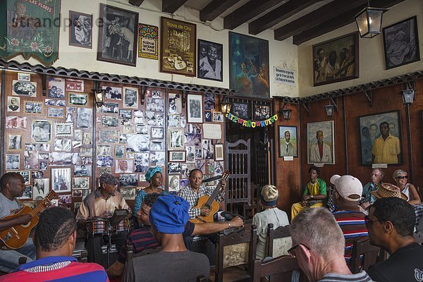 Tradition Wohnhaus Musiker Gesang Karibik Westindische Inseln Mittelamerika Kuba Santiago de Cuba
