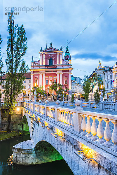 Ljubljana Hauptstadt Europa über Brücke Fluss Kirche Slowenien