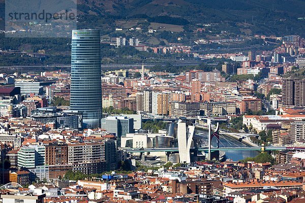 Europa Hochhaus Brücke Museum Turm rot Ansicht Luftbild Fernsehantenne Bilbao Spanien Baskenland