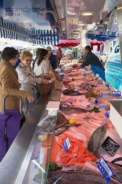 Fisch Pisces Frankreich Europa Frau Frische Lebensmittel französisch nass kaufen Handwerker Markt
