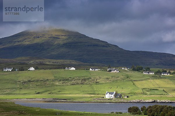 Binnenhafen Europa Berg Wolke Großbritannien unterhalb weiß Landhaus See Nestbau grau Weiler Hebriden Isle of Skye Schottland