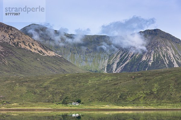 Wasser Europa Berg Großbritannien klein weiß Spiegelung Einsamkeit Jungvogel See unterhalb Isle of Skye Schottland