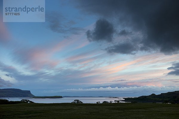 Panorama Farbaufnahme Farbe Europa Sonnenuntergang Großbritannien Himmel über blau pink See Pastell Schottland