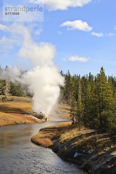Flussufer Ufer Amerika Vulkanausbruch Ausbruch Eruption Geysir Brücke Fluss Nordamerika Verbindung UNESCO-Welterbe Yellowstone Nationalpark Wyoming