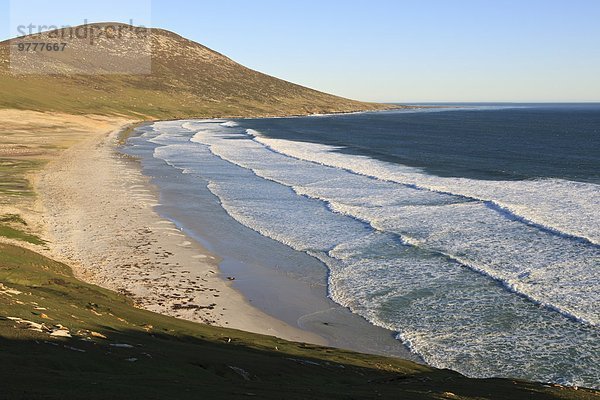 rollen Strand weiß Sand Ansicht Erhöhte Ansicht Aufsicht Berg heben Falklandinseln Südamerika