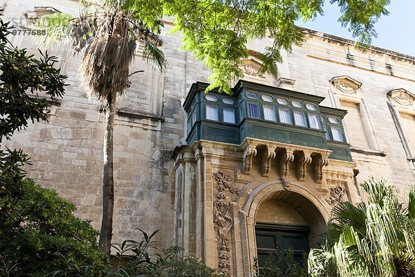 Valletta Hauptstadt Europa Baum Gebäude Ehrfurcht Balkon Palast Schloß Schlösser Nostalgie Ritter Führung Anleitung führen führt führend UNESCO-Welterbe Malteser Innenhof Hof Malta Residenz