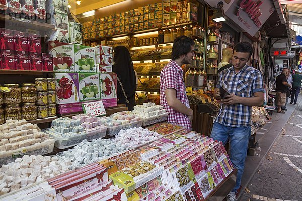 Europa Mann Straße beschäftigt Ehrfurcht Verbindung Istanbul Gewürz Süßwarengeschäft Türkei