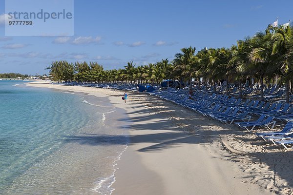 leer Strand Baum Tourist weiß Sand Karibik Westindische Inseln Mittelamerika Veranda Grand Turk Island Turks- und Caicos-Inseln Sonne