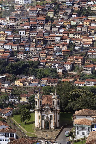 hinter Armut arm arme armes armer Bedürftigkeit bedürftig Gebäude Kirche Ansicht Brasilien Minas Gerais Ouro Preto Südamerika