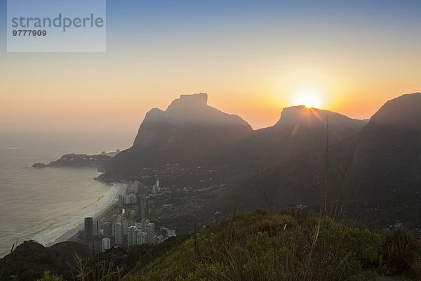 Felsbrocken Berg Sonnenuntergang über Fokus auf den Vordergrund Fokus auf dem Vordergrund Brasilien Nachbarschaft Rio de Janeiro Südamerika