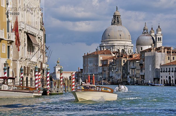 Kuppel Europa Ehrfurcht Boot Kirche Fassade Hausfassade Palast Schloß Schlösser Taxi zuprosten anstoßen UNESCO-Welterbe Venetien Italien