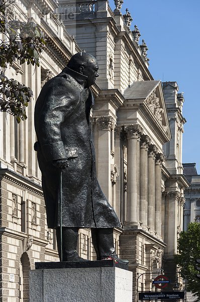Statue von Sir Winston Churchill  Parlamentsplatz  Parlamentsgebäude im Hintergrund  London  England  Großbritannien  Europa