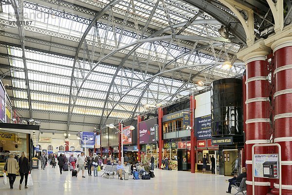 Europa Großbritannien Straße Zug England Liverpool Merseyside Haltestelle Haltepunkt Station