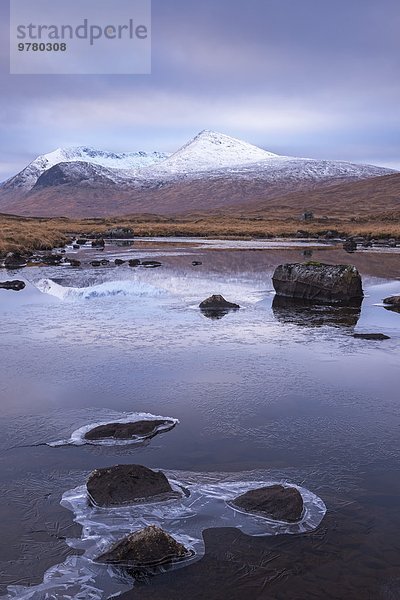 Europa Winter Großbritannien Spiegelung schwarz Berg gefroren Schottland