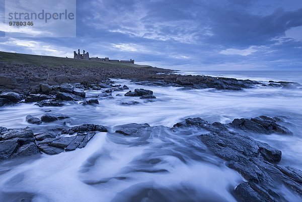 Wasserrand Europa Felsen Palast Schloß Schlösser Großbritannien unterhalb England Northumberland Dämmerung