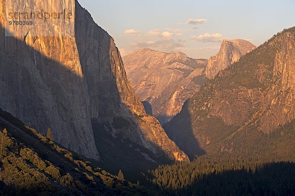 Kuppel Sonnenstrahl Amerika Tal Nordamerika beleuchtet Verbindung UNESCO-Welterbe Yosemite Nationalpark Kalifornien Kuppelgewölbe Hälfte