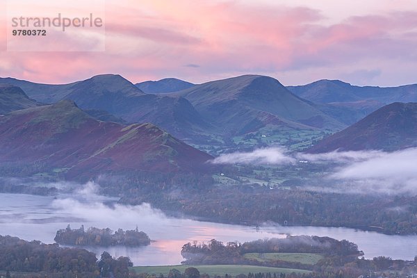 Wasser Europa Großbritannien über Sonnenaufgang Dunst Tal Herbst Cumbria Derwent England