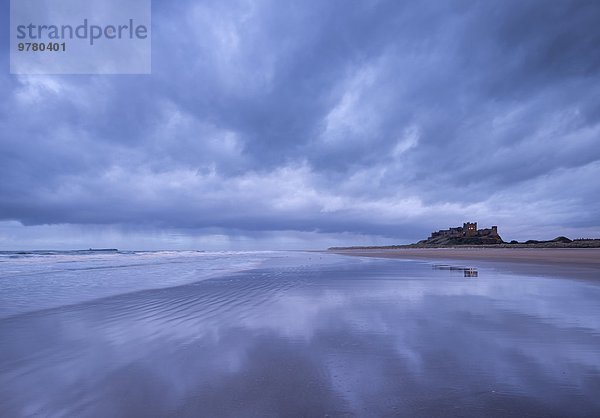 leer nebeneinander neben Seite an Seite Europa Winter Wolke Palast Schloß Schlösser Strand Großbritannien Sturm England Northumberland
