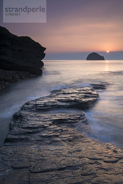 Felsbrocken Europa Sonnenuntergang Großbritannien über Möwe Cornwall England