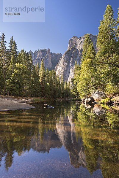 Felsbrocken Amerika Fluss Spiegelung Kathedrale Nordamerika Verbindung UNESCO-Welterbe Yosemite Nationalpark Kalifornien Merced