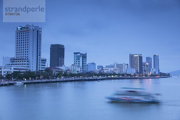 Skyline Skylines Großstadt Fluss vorwärts Südostasien Vietnam Asien Abenddämmerung