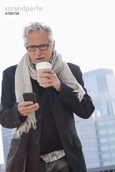 benutzen Mann Straße trinken Kaffee Smartphone