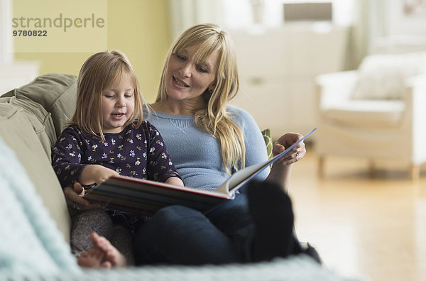 sitzend Buch Couch Tochter Taschenbuch Mutter - Mensch vorlesen